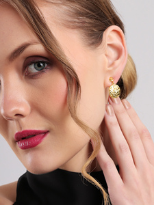 ต่างหูทรงหยดน้ำ Aurelia แบบมีพื้นผิว ต่างหูวงกลมสีทองตอกลายแบบแฮนด์เมด เครื่องประดับแฟชั่นทันสมัยสำหรับผู้หญิง - Product Image 3