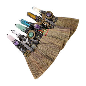 Ornamento Scopa Magica in Cristallo Naturale, Mini Scopa da Strega Artigianale <span class=keywords><strong>per</strong></span> Halloween e Natale, <span class=keywords><strong>Regalo</strong></span> <span class=keywords><strong>per</strong></span> Rituali su Altare, Vendita all'Ingrosso - Product Image 5