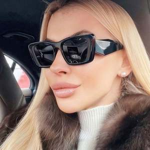 Gafas de Sol Elegantes con Forma de Mariposa y Logotipo Personalizado 2022, Gafas de Sol Cuadradas de Ojo de Gato para Mujer - Product Image 1