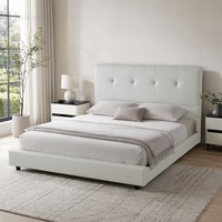 Lit double confortable et serein, design italien de luxe léger, avec cadre en bois massif et rembourrage en cuir écologique moderne couleur crème, vente en gros