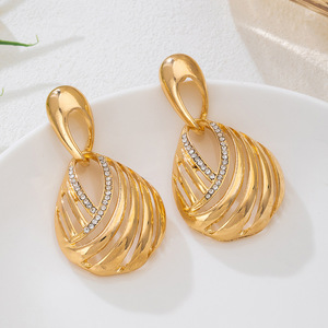 Boucles d'oreilles tendance géométriques simples en forme de goutte d'eau, incrustées, pour femmes, idéales pour le quotidien et les soirées – Nouveauté transfrontalière très prisée - Product Image 3