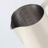 Mousseur à lait incliné en acier inoxydable 304 avec bec verseur en hêtre, échelle graduée, design moderne et minimaliste, gravé au laser, pour bar à domicile