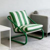 Fauteuil inclinable moderne capitonné éco-responsable pour décoration de Noël, avec cadre en métal rouge et tissu rayé, idéal pour chambre et salon