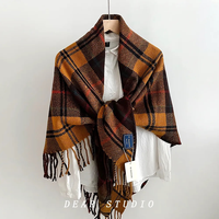 Châle triangulaire à carreaux pour femme, poncho imitation cachemire avec pompon sur un côté
