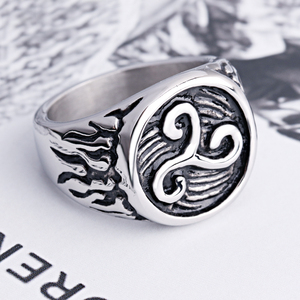 Anello da Uomo Stile Biker in Acciaio Inossidabile con Motivo a Vortice Irlandese - Product Image 3