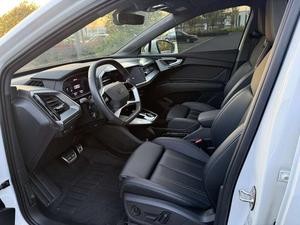 <span class=keywords><strong>Audi</strong></span> Q4 E-tron 40 SUV électrique d'occasion 2024, longue autonomie, version premium, prêt à l'exportation, blanc sur noir - Product Image 5
