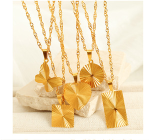 2025 moda lujo redondo en forma de corazón mariposa collar minimalista 18K chapado en oro COLLAR COLGANTE de acero inoxidable - Product Image 3