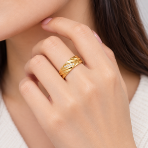 Anillo de Zirconia con Diseño Acanalado, Acero Inoxidable, Chapado en Oro de 14K al Vacío, Anillo Cerrado con Detalle Diagonal - Product Image 5