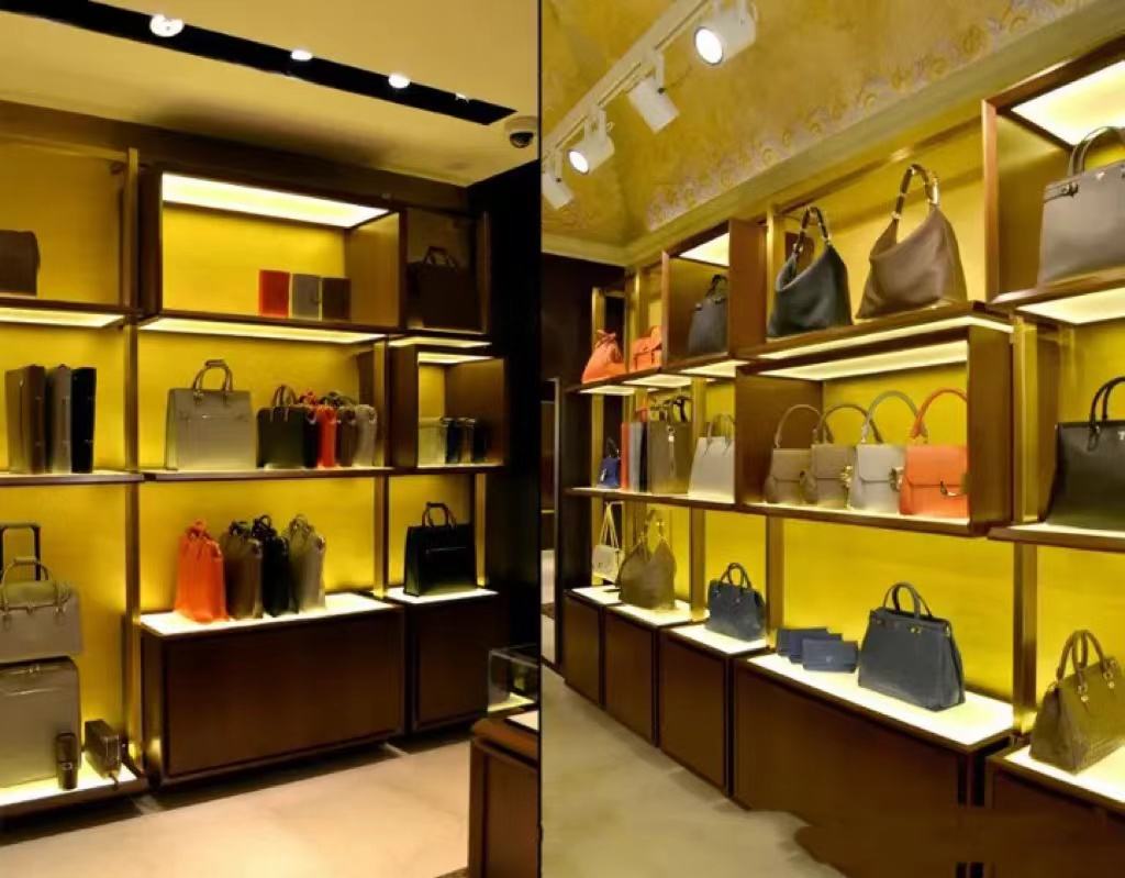 Брендовые сумки на витрине. Магазины сумок в италии. Выставка сумок. Магазины сумок в италии. Витрина магазина сумок.