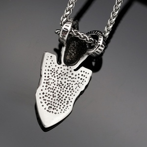 Colgante de acero de titanio con rúnas vikingas y flecha, cabeza de oveja, estilo europeo y americano, de acero inoxidable, mitología vikinga y piratas. - Product Image 3