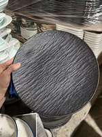 Vente en gros d'usine de porcelaine noire de grade B plats et assiettes en céramique vendus par tonne modèles mixtes emballage en vrac boîte brune