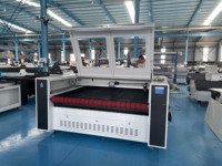 Machine de découpe laser CO2 à alimentation automatique 1610 pour textiles, tissus, bois, stores et rideaux, avec support IA et refroidissement par eau
