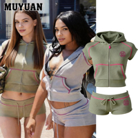 Ensemble deux pièces en tricot gaufré avec sweat à capuche zippé et short uni décontracté pour jeunes femmes – Look moderne et tendance au quotidien