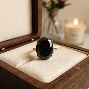 Bague de fiançailles et de mariage solitaire en or massif 18 carats avec diamant de laboratoire VVS, taille ovale classique, sertie à griffes, 2 carats, certifiée IGI - Product Image 1