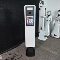 Photomaton de luxe sur pied pour iPad avec station de selfie et appareil photo pour cérémonies de mariage et événements en plein air.