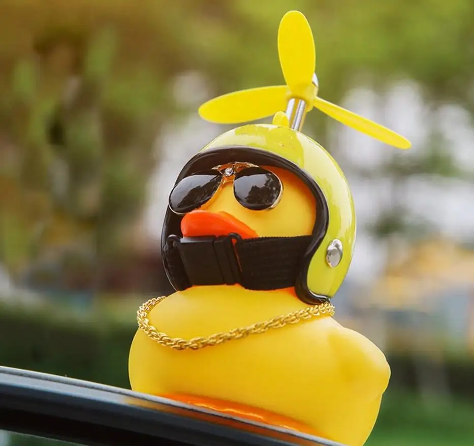 Car Cute Little Yellow Duck con casco elica Wind-breaking Wave-breaking Duck decorazione interna automatica ornamenti per Auto Decor