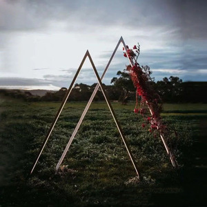 Nuevo Arco Decorativo Moderno de Hierro Triangular Multicolor de Larga Duración para Bodas con Diseño Geométrico en Varios Tamaños - Product Image 3