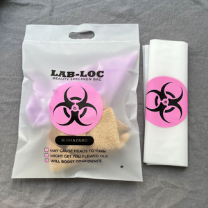 Bolsas de plástico mate esmerilado personalizadas al por mayor con asa troquelada y cierre adhesivo para extensiones de cabello - Product Image 4
