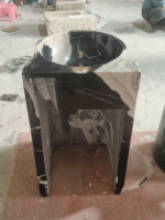 Lavabo sur pied carré en marbre contemporain, design personnalisé, fabrication sur mesure pour résidences et propriétés haut de gamme