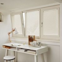 Volets extérieurs horizontaux en aluminium, réglables ou fixes, avec lignes élégantes, durables et écologiques, pour une sécurité accrue.