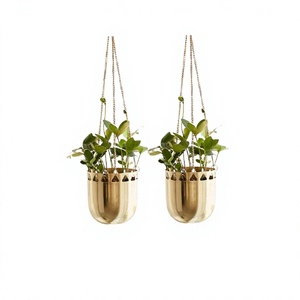 Juego de dos macetas colgantes de diseño atractivo para decoración del hogar y hoteles, macetas de metal dorado pulido a bajo precio. - Product Image 1