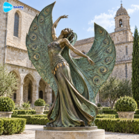 Sculpture élégante en bronze d'aile de paon, finition patinée, en laiton et cuivre, art personnalisé de figure féminine pour hôtel, jardin, cour, place publique