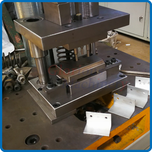 Molde de perforación de ventanas y puertas Prensa hidráulica para perforación de orificios de tubos para aplicaciones de moldes de hardware - Product Image 4