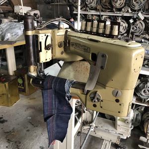 Máquina de coser <span class=keywords><strong>industrial</strong></span> <span class=keywords><strong>Overlock</strong></span> Usada Unlon Spaclal 35800 para material grueso, con abrazadera enterrada y alimentación de material denim por el brazo. - Product Image 1