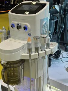 Appareil professionnel d'hydrodermabrasion avec 9 outils de traitement facial pour système de soins de la peau en salon - Product Image 3