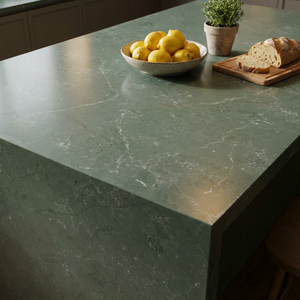 Planche de pierre artificielle en quartz de haute qualité, couleur vert forêt de <span class=keywords><strong>mousse</strong></span> naturelle, personnalisée, pour îlot de cuisine, plan de toilette, table à manger - Product Image 1