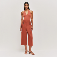 Ensemble deux pièces sur mesure pour femme, collection été : Haut dos nu en tricot côtelé couleur terre cuite et culotte taille haute à jambes larges