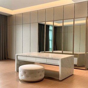 Armario de Madera de Lujo Personalizado Balom para Dormitorio, Armario Vestidor Color Blanco Crema con Puertas de Panel Empotradas y Sistema de Armario Abierto con Iluminación LED - Product Image 3