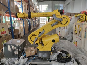 แขนหุ่นยนต์อุตสาหกรรม Fanuc R-2000 210F พร้อมหัวเชื่อม และตัวควบคุม R-30iB Plus สำหรับการเชื่อมแบบจุดและการเชื่อมด้วยเลเซอร์ - Product Image 1