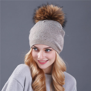 Gorro de Punto de Cachemira con Lentejuelas para Mujer, 6 Colores Disponibles, Listo para Enviar, Gorro de Invierno con Lentejuelas Brillantes y Bola de Pelo de Zorro - Product Image 4