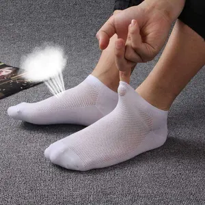 Vente en gros Chaussettes bateau pour hommes minces d'été Chaussettes antidérapantes respirantes