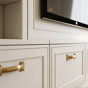 Meuble TV encastré moderne de luxe sur mesure, design en bois massif blanc avec étagères ouvertes et quincaillerie en laiton pour la maison - Product Image 3