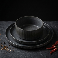 Service de vaisselle en grès réactif noir premium EKA, ensemble de bols et assiettes côtelés en relief, vaisselle de restaurant commerciale