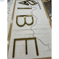 Enseigne lumineuse rétroéclairée en acier inoxydable or argent avec lettres et miroirs pour décoration d'entreprise