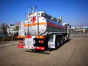 China Isuzu Fuel Tankers à grande capacité, véhicules de transport de liquides à usage spécial: personnalisation et vente en gros disponibles - Product Image 5