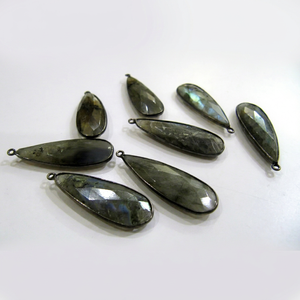 Charmes en labradorite naturelle, forme longue en poire, boucle simple - Product Image 1