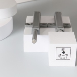 Loquet magnétique robuste à ressort pour porte de placard, design minimaliste - Product Image 1