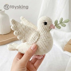 Bambola Uncinetto Colomba Bianca con Ramo d'Ulivo - Simbolo della Pace, Animale di Peluche Fatto a Mano, Regalo per Battesimo e Decorazione Murale per Cameretta - Product Image 4