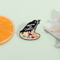 Agent of Mayhem Émail Pin Drôle Méfait Corbeau Broche Sac À Dos Revers Badge Bijoux Cadeau pour Amoureux Des Oiseaux Amis