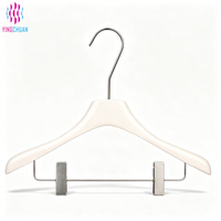 Cintres en bois personnalisables pour vêtements, livraison rapide, cintres classiques pour pantalons, produits ménagers pratiques et peu encombrants