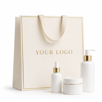 Sacs en papier carton ivoire de luxe avec couvercle à rabat renforcé en feuille d'or et papier de soie personnalisé pour emballage cadeau de produits de soin