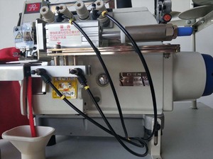 Máquina <span class=keywords><strong>de</strong></span> coser overlock multifuncional <span class=keywords><strong>de</strong></span> un solo motor RNEX6-4D para camisetas, cuellos y detalles laterales, ideal para prendas sexys. - Product Image 4