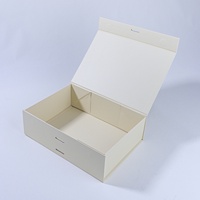 Boîte cadeau personnalisée en ivoire avec fermeture magnétique et ruban, finition laminée mate, idéale pour les bijoux, les cadeaux de mariage et l'emballage.