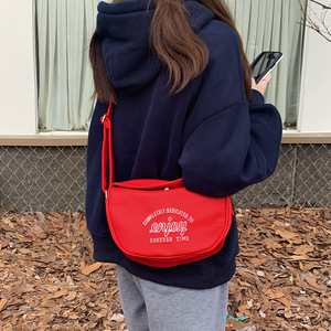 Bolso de pecho para mujer, rojo, con correa ajustable, cierre de cremallera, para uso diario, color sólido, con letras bordadas, bolso cruzado - Product Image 1