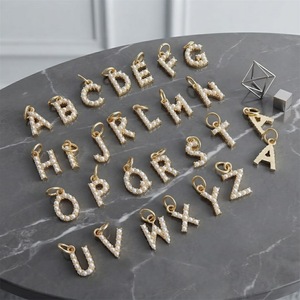 Breloques initiales en laiton plaqué or 18 carats, style Coquette, petites perles, pour bracelets et colliers DIY, résistantes au ternissement - Product Image 1