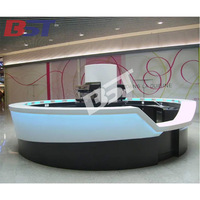 Comptoir de bar en surface solide avec éclairage LED RGB et musique pour centre commercial, hôtel, salle de sport, sous-sol, café, boisson